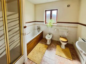 Family bathroom- click for photo gallery